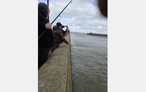 Technique de pêche spéciale de Marco qui consiste à jeter sa canne à l'eau, puis à la faire repêcher par un collègue.